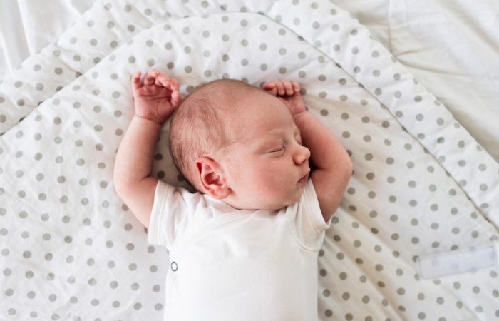 Colar a orelha do bebê com esparadrapo diminui a “orelha de abano”?