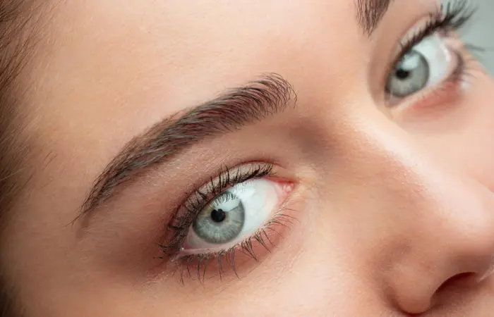 Blefaroplastia remove sobra de pele da área dos olhos?